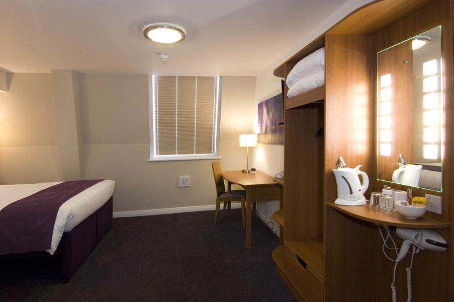 Premier Inn Brentwood Extérieur photo