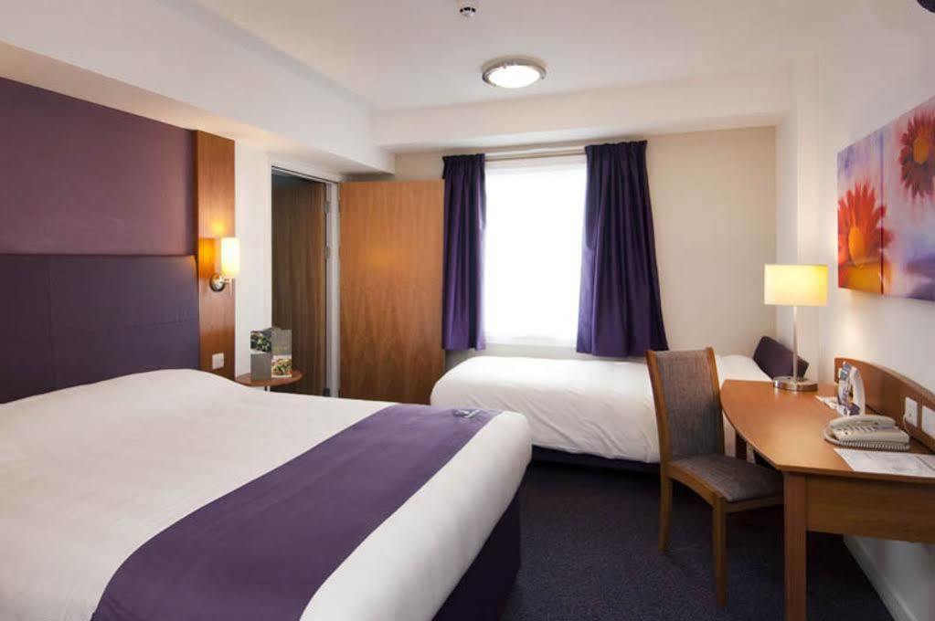 Premier Inn Brentwood Extérieur photo