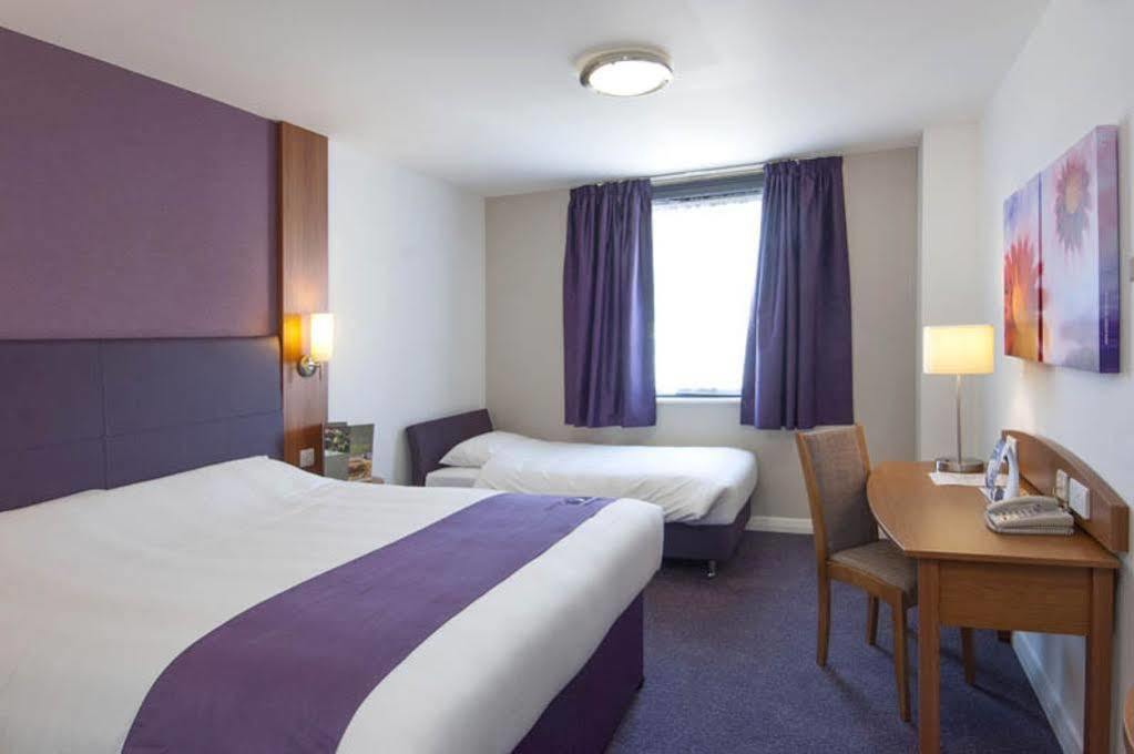 Premier Inn Brentwood Extérieur photo
